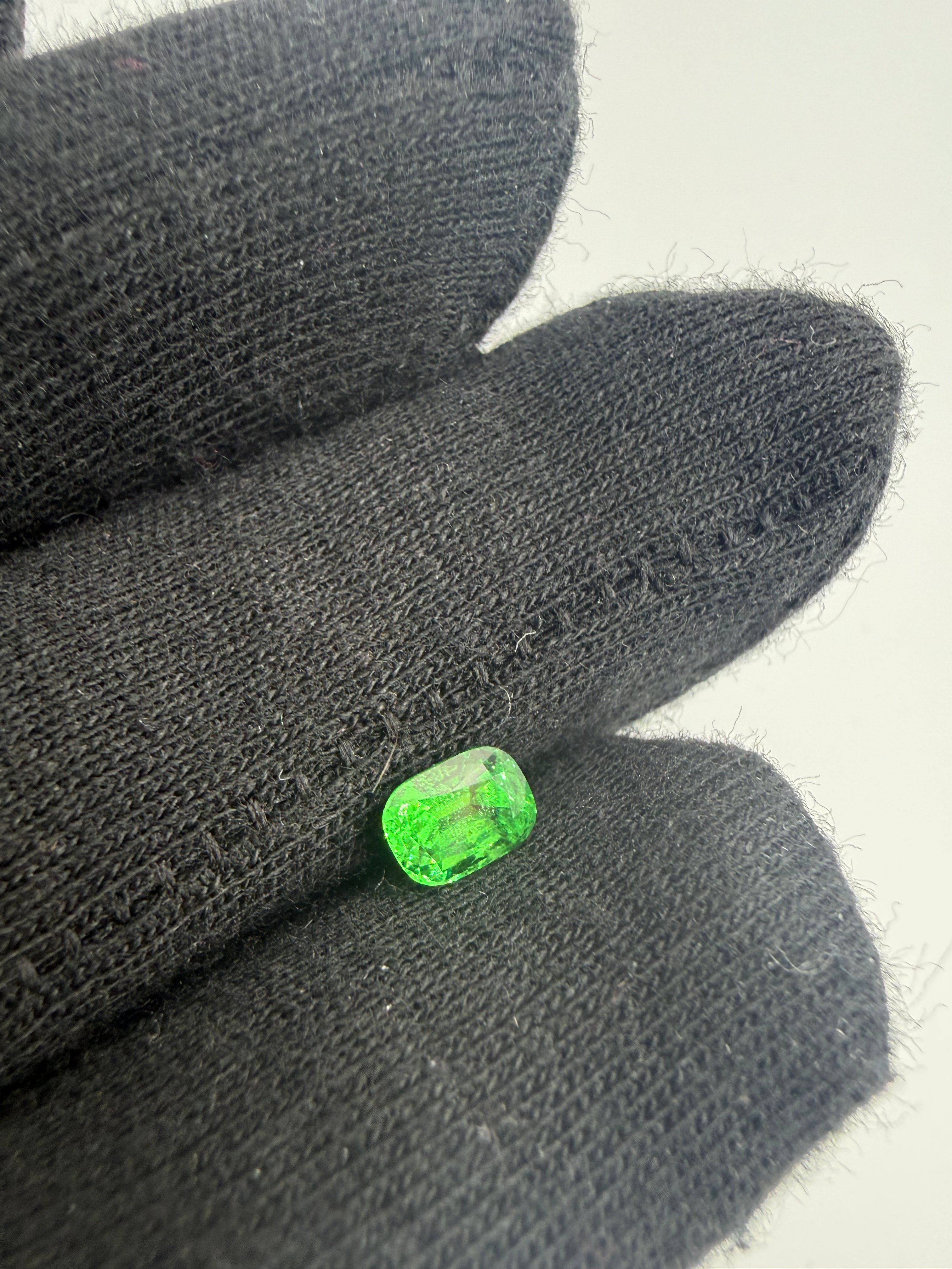 Tsavorite Garnet  0.84 ct