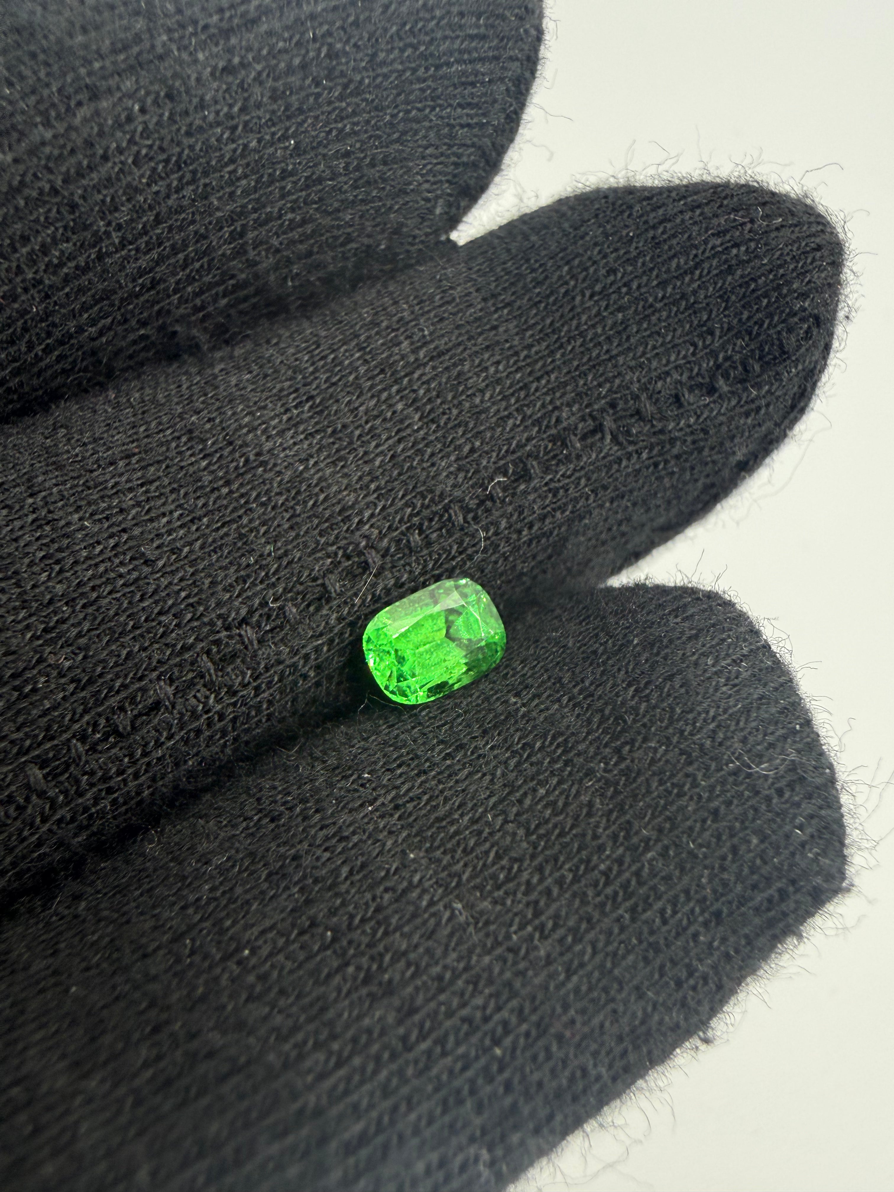 Tsavorite Garnet  0.84 ct