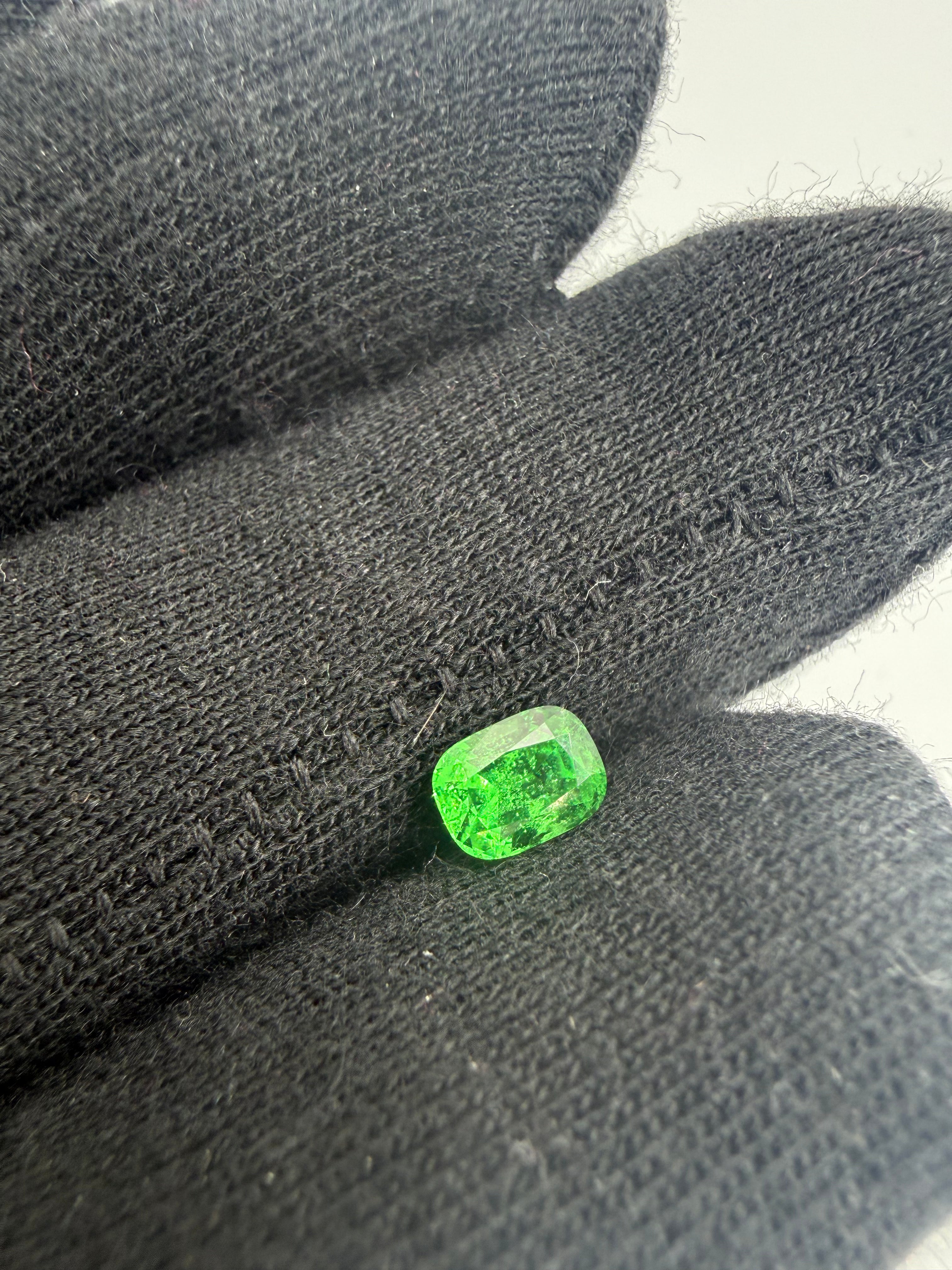 Tsavorite Garnet  0.84 ct