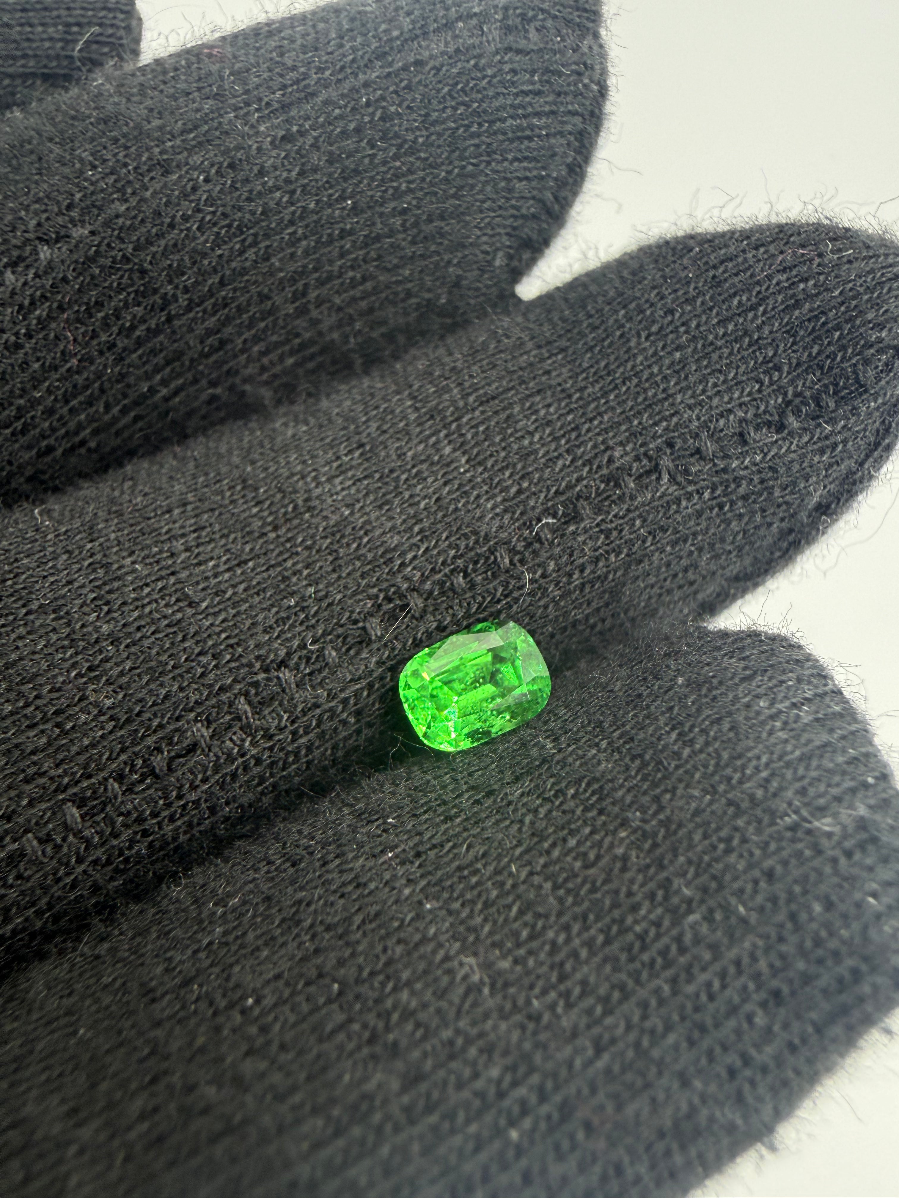 Tsavorite Garnet  0.84 ct
