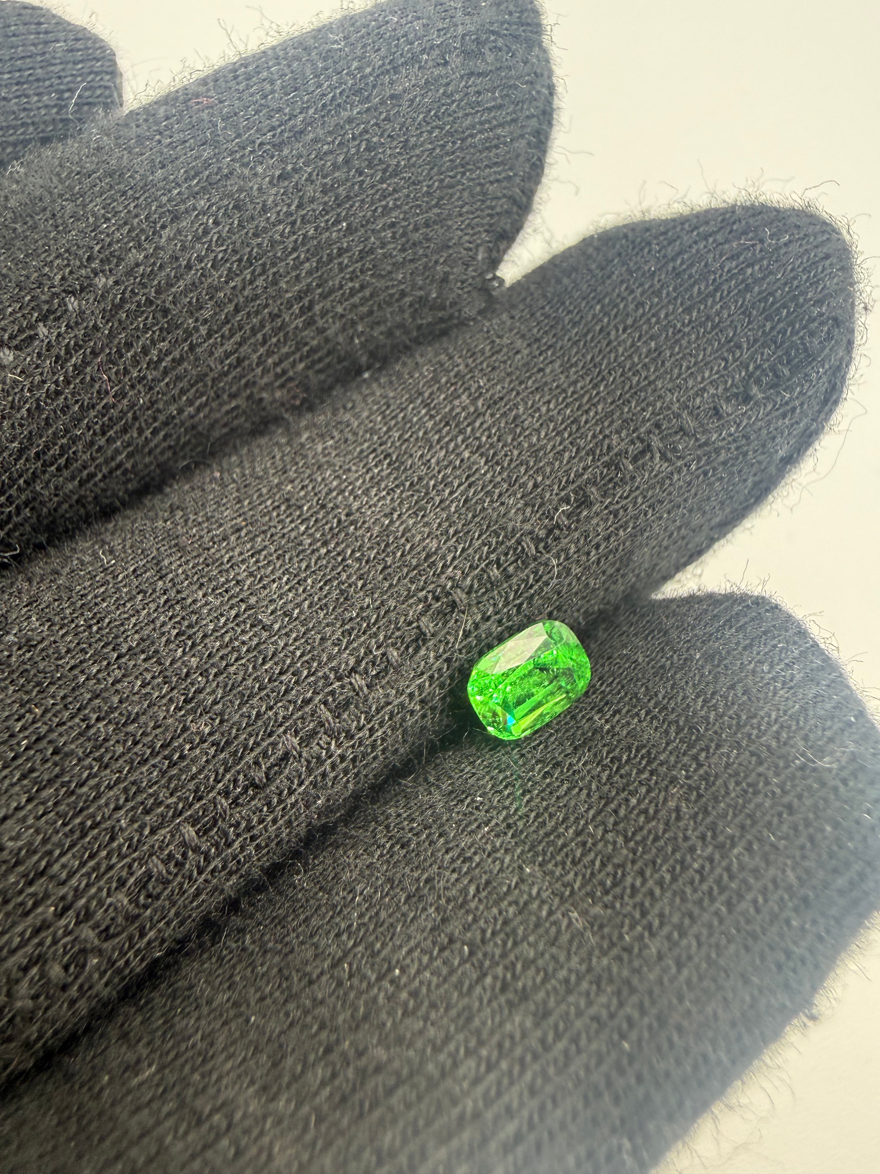 Tsavorite Garnet  0.84 ct