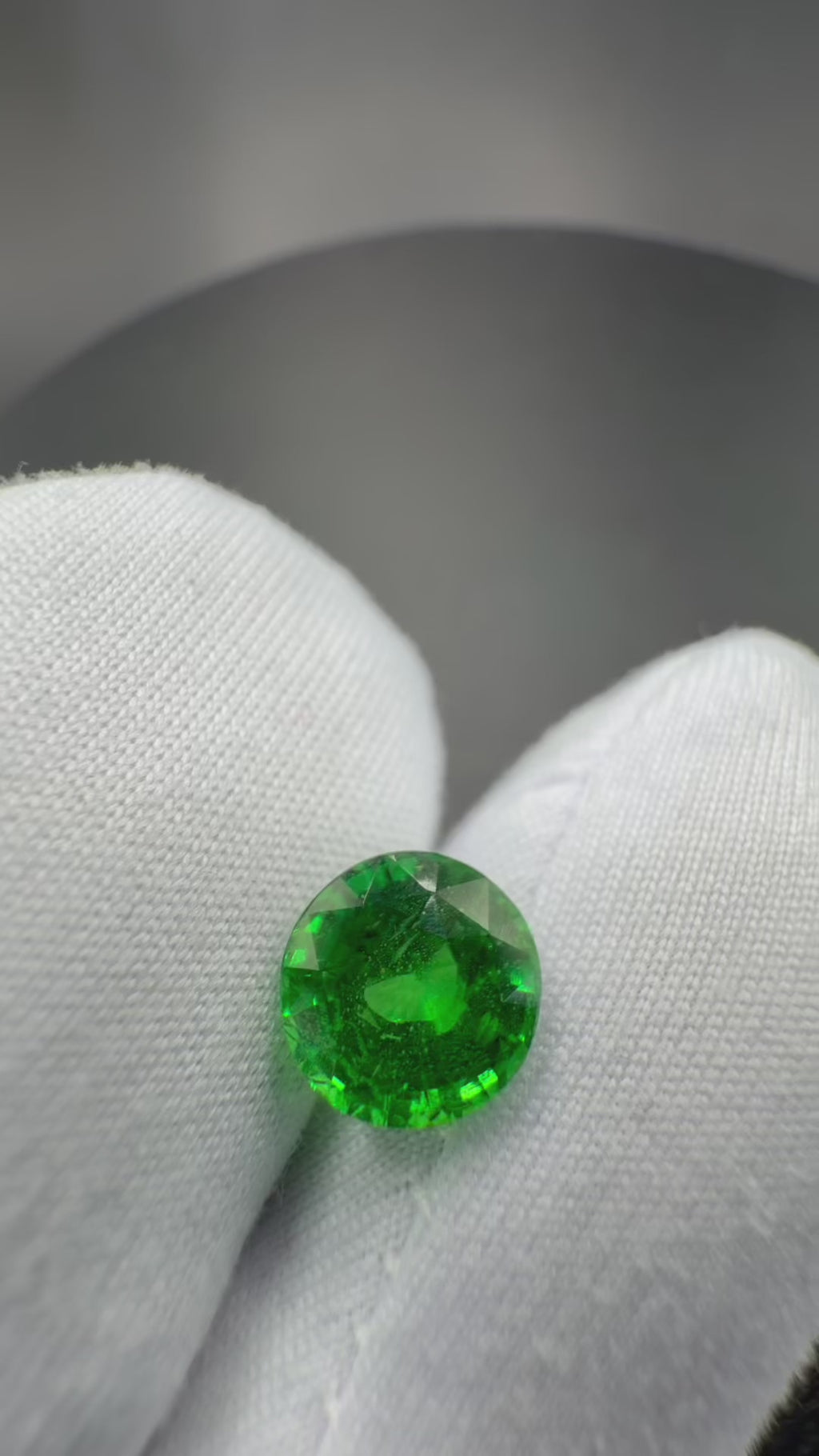 Intense Vivid Green Tsavorite  2.08 ct